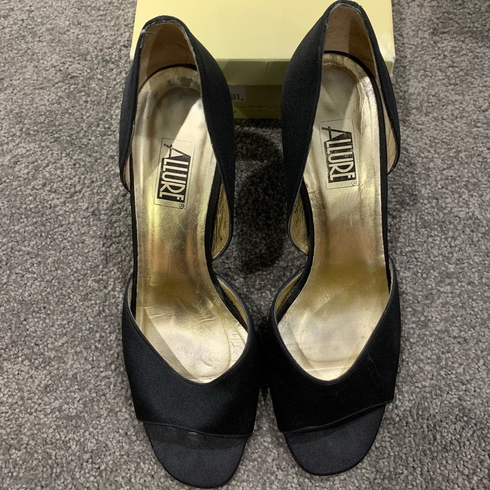 Allure‎ Black Pump for PROM!